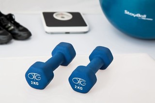 蓝色运动蓝色的哑铃和运动器材背景图片